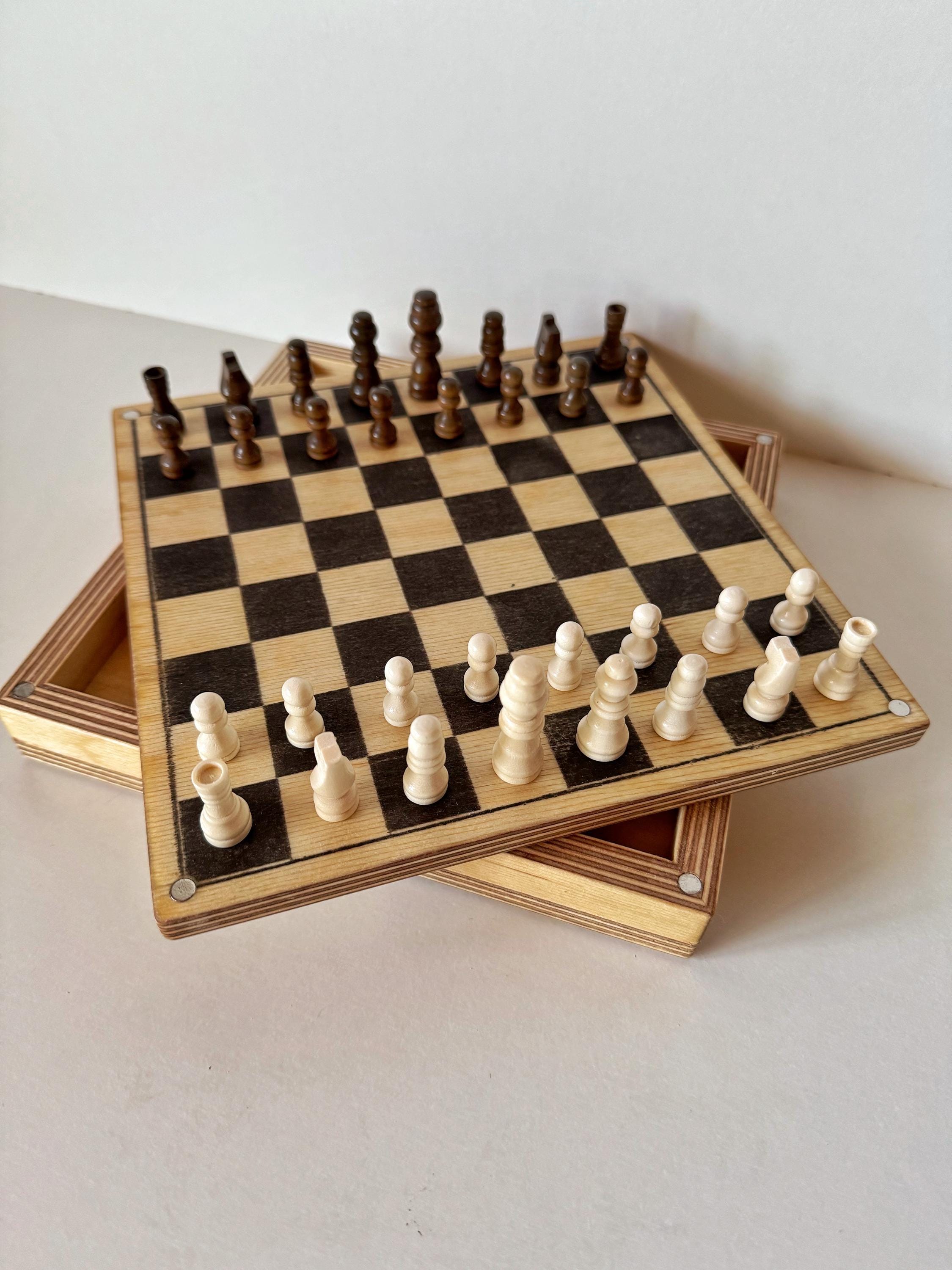 Spielesammlung aus Holz einfaches Brettspiel & magnetisches Schach 2-in-1 Reisespiel kompakt, handgemacht, mit Hartöl veredelt