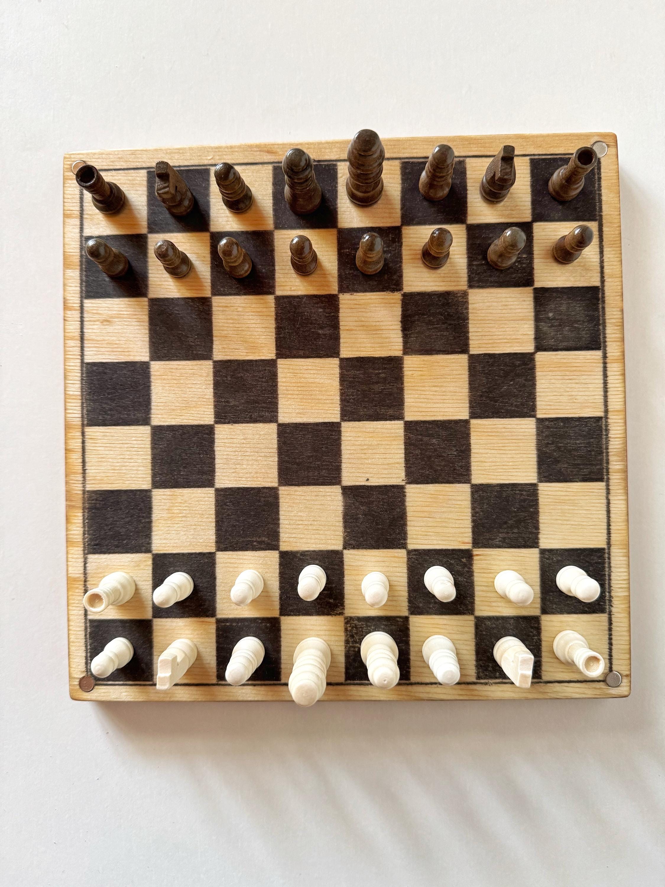 Spielesammlung aus Holz einfaches Brettspiel & magnetisches Schach 2-in-1 Reisespiel kompakt, handgemacht, mit Hartöl veredelt