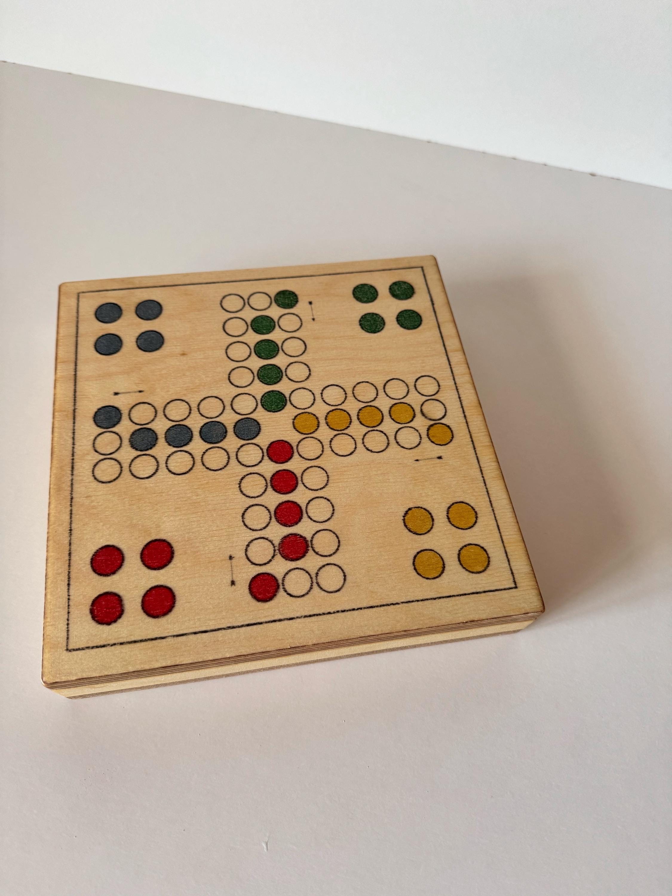 Spielesammlung aus Holz einfaches Brettspiel & magnetisches Schach 2-in-1 Reisespiel kompakt, handgemacht, mit Hartöl veredelt