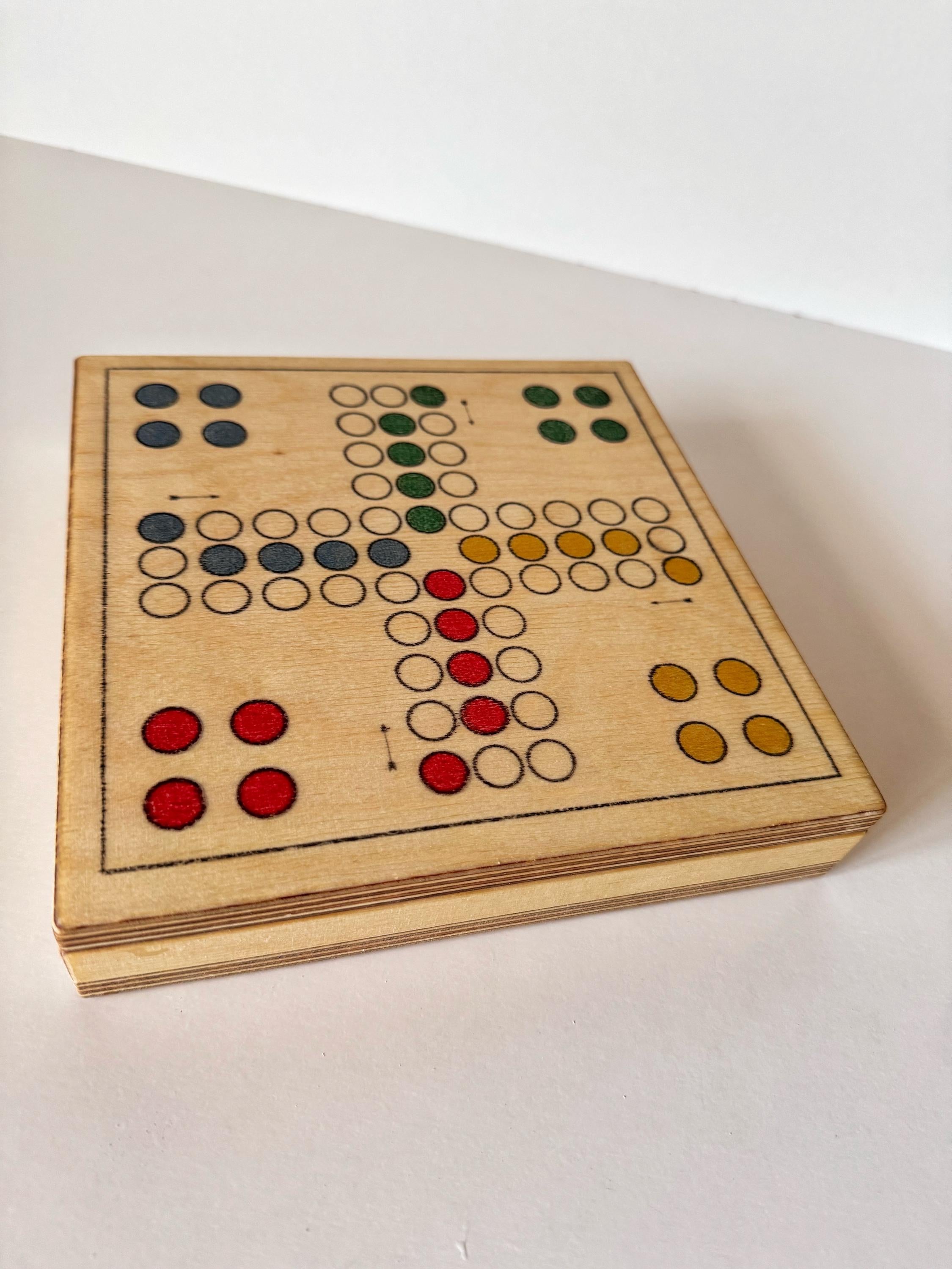 Spielesammlung aus Holz einfaches Brettspiel & magnetisches Schach 2-in-1 Reisespiel kompakt, handgemacht, mit Hartöl veredelt