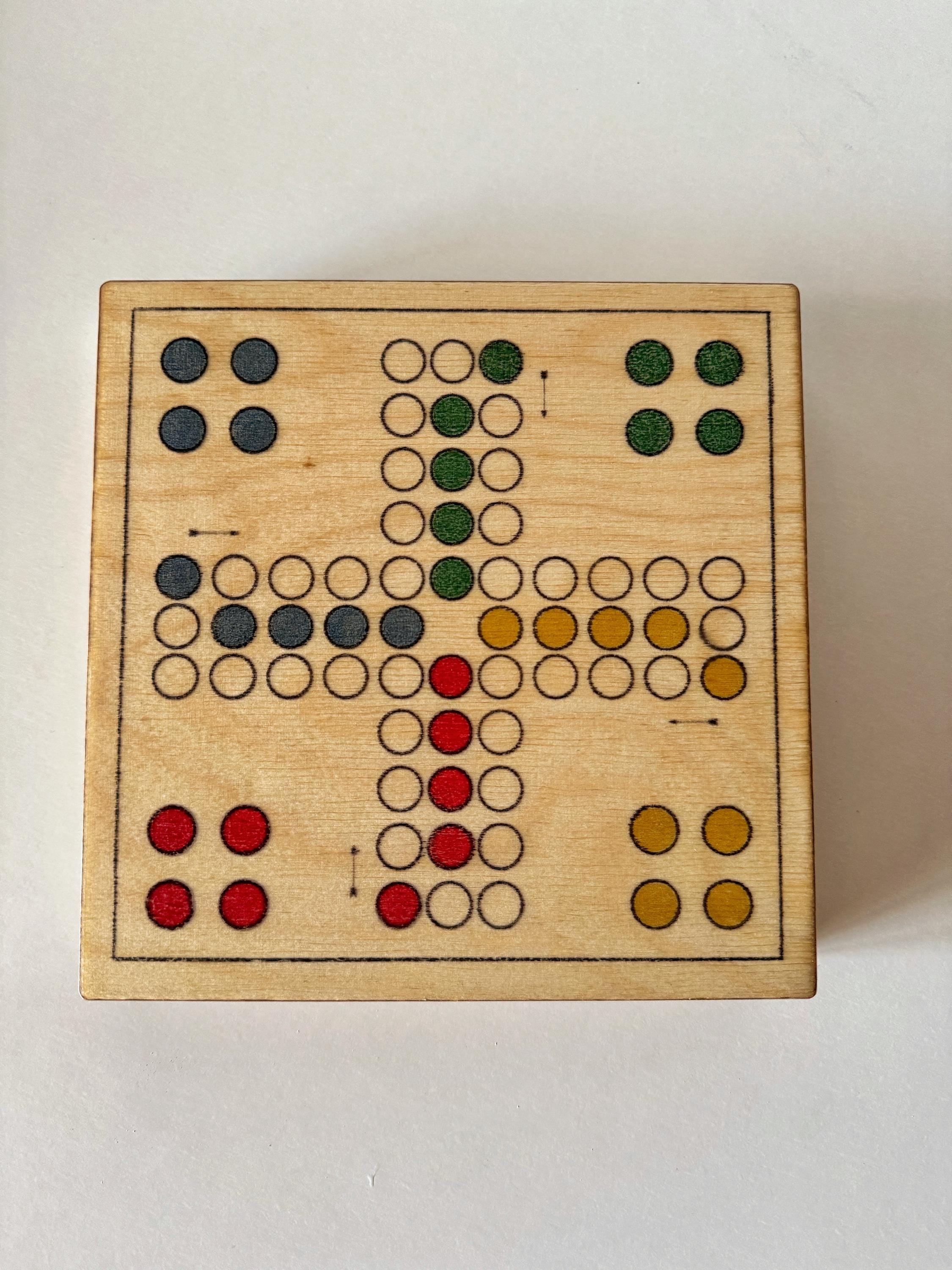 Spielesammlung aus Holz einfaches Brettspiel & magnetisches Schach 2-in-1 Reisespiel kompakt, handgemacht, mit Hartöl veredelt