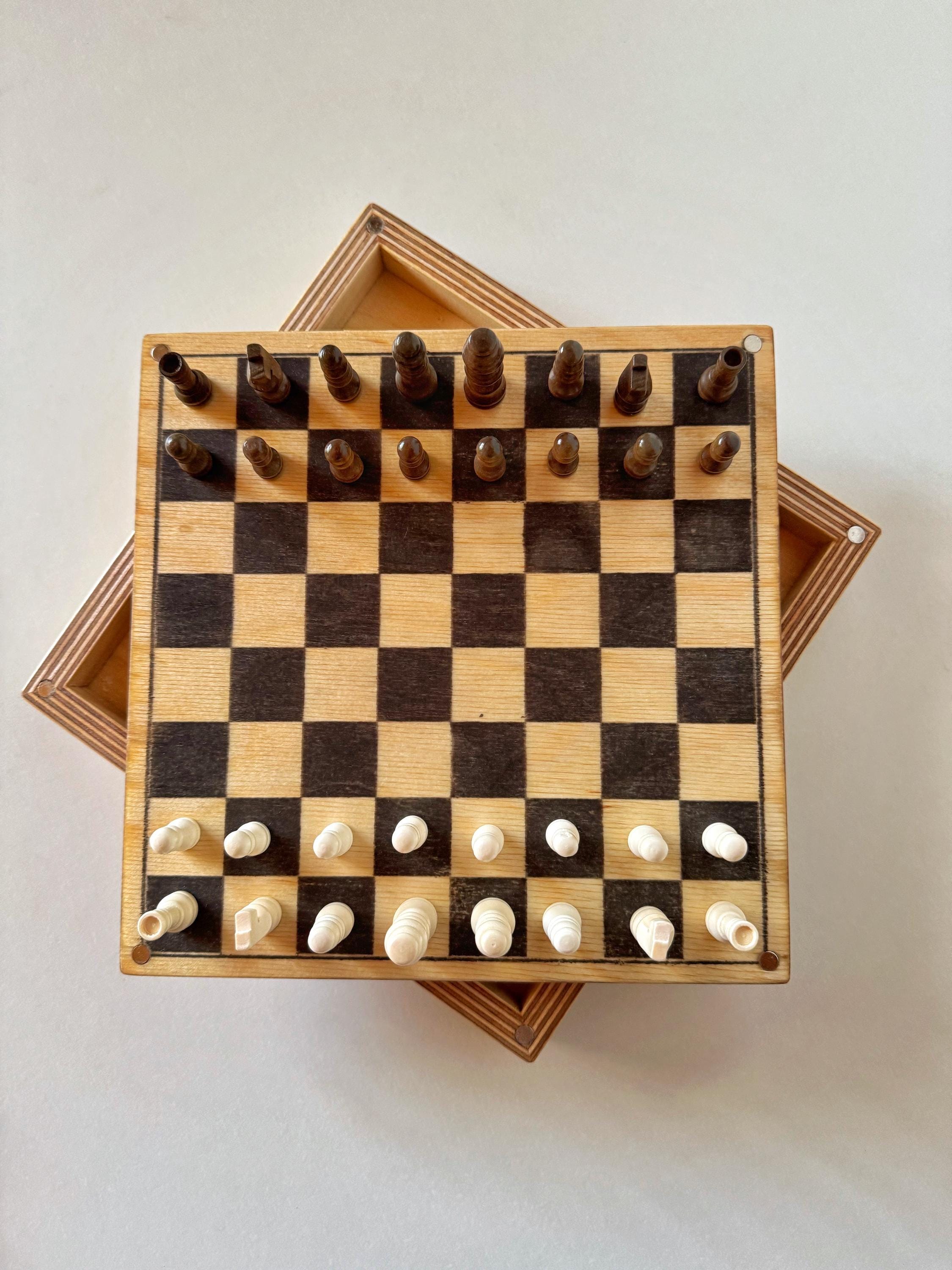 Spielesammlung aus Holz einfaches Brettspiel & magnetisches Schach 2-in-1 Reisespiel kompakt, handgemacht, mit Hartöl veredelt