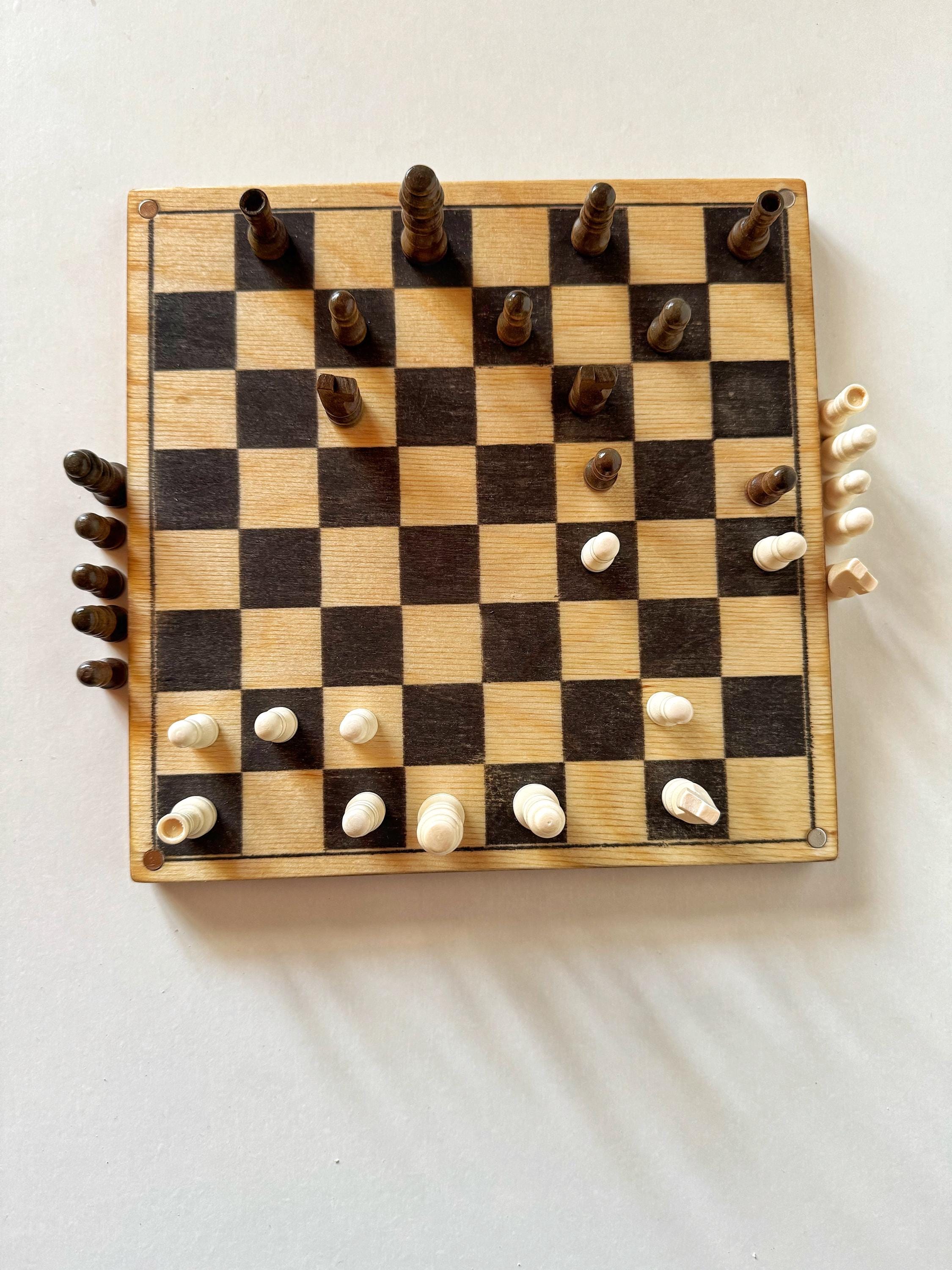 Spielesammlung aus Holz einfaches Brettspiel & magnetisches Schach 2-in-1 Reisespiel kompakt, handgemacht, mit Hartöl veredelt