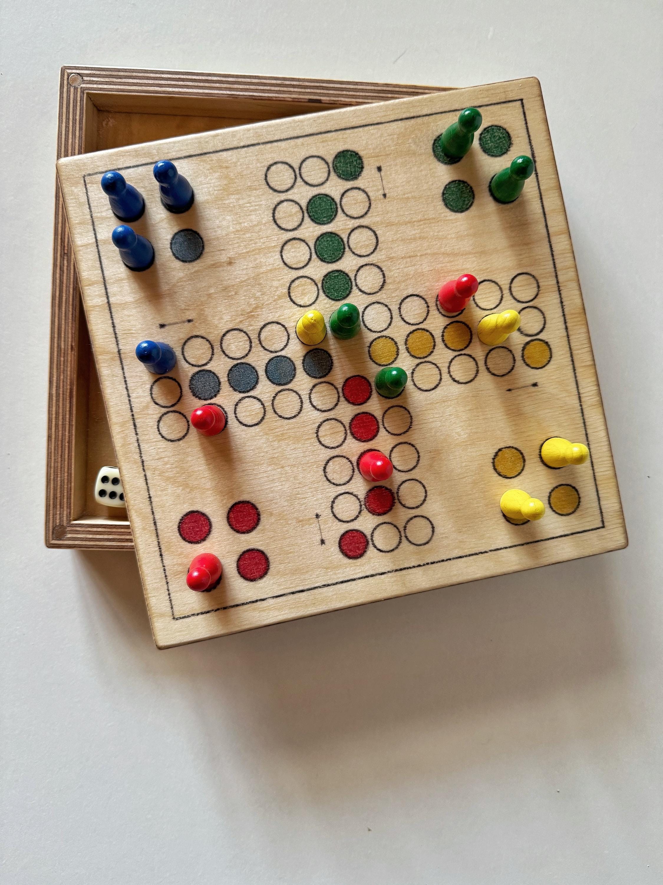 Spielesammlung aus Holz einfaches Brettspiel & magnetisches Schach 2-in-1 Reisespiel kompakt, handgemacht, mit Hartöl veredelt