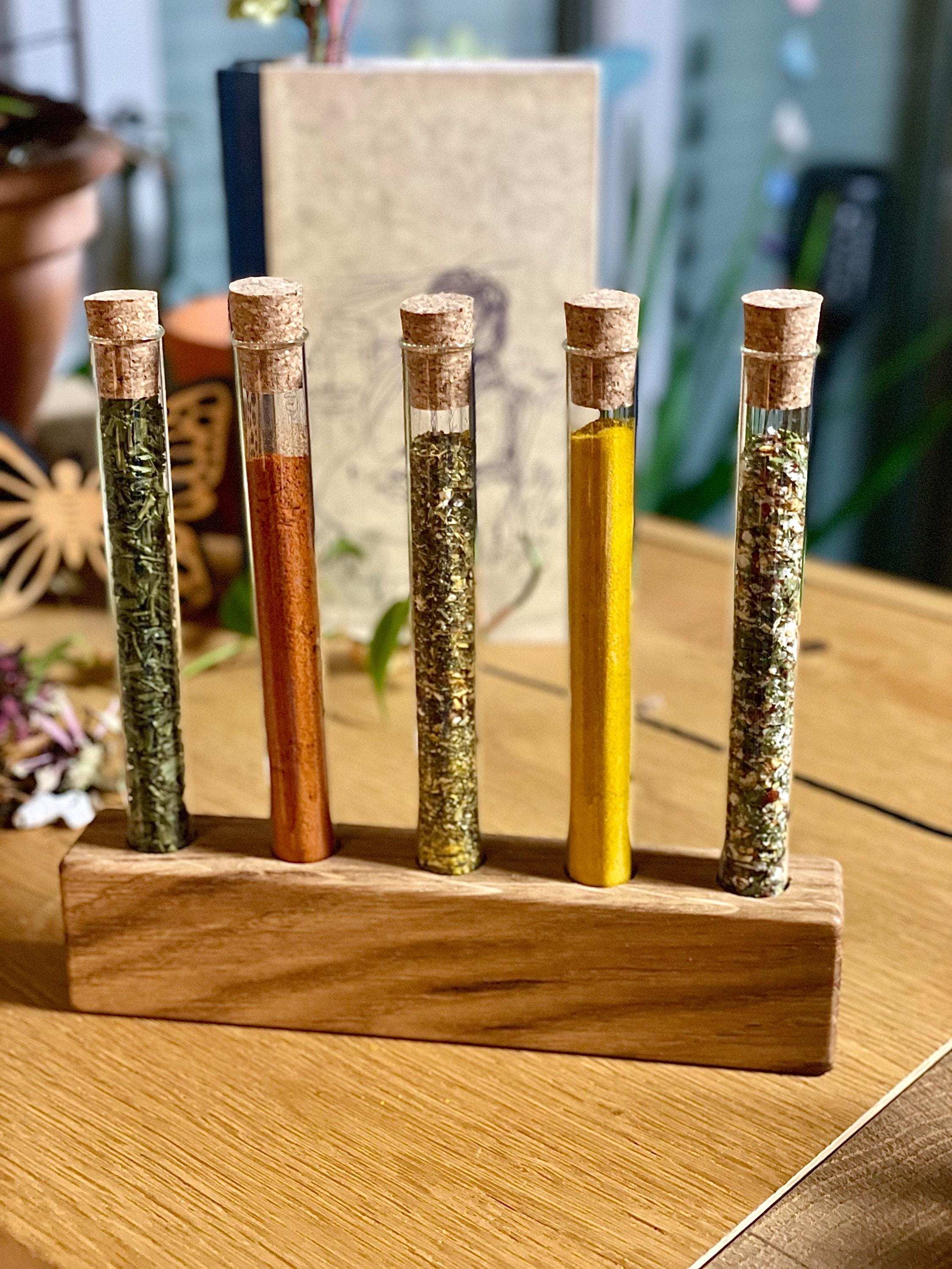Gewürzregal aus Eiche mit Reagenzgläsern & Korken – Designstück & Knospenvase