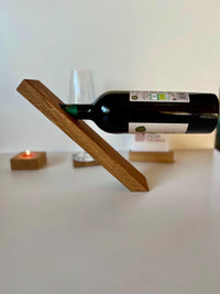 Schwebender Weinflaschenhalter aus massiver Eiche  handgefertigt, stilvoll & originell