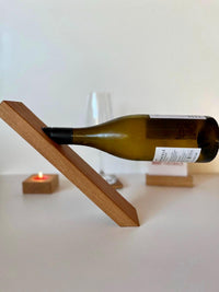 Schwebender Weinflaschenhalter aus massiver Eiche  handgefertigt, stilvoll & originell