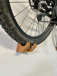 Fahrradhalterung Eiche  handgefertigte Wandhalterung aus Holz  stylisch & stabil für Rennrad, Fixie und Mountainbike
