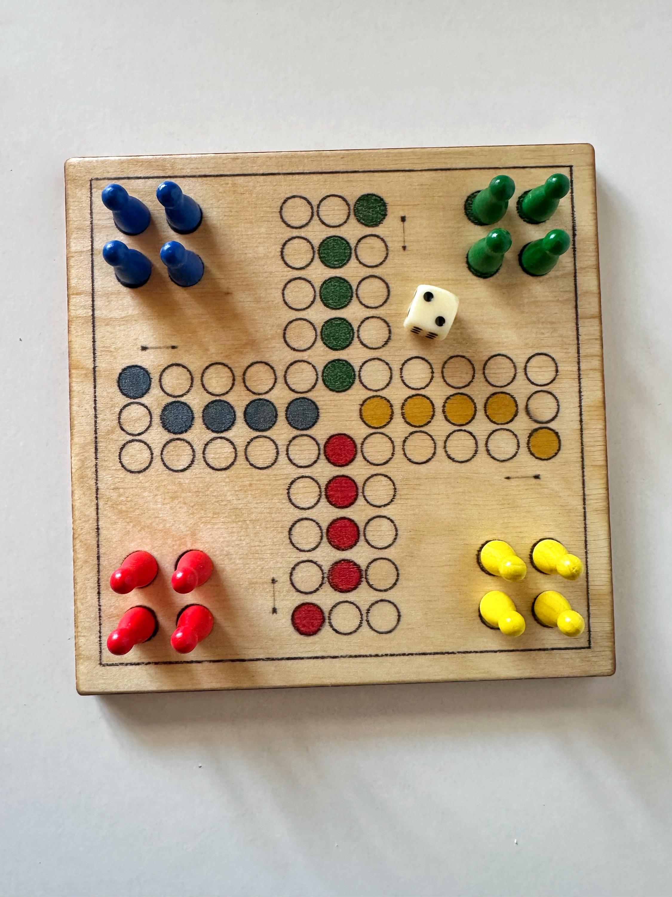 Spielesammlung aus Holz  einfaches Brettspiel & magnetisches Schach  2-in-1 Reisespiel  kompakt, handgemacht, mit Hartöl veredelt