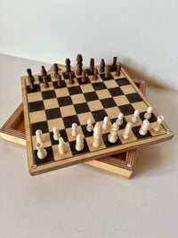 Spielesammlung aus Holz  einfaches Brettspiel & magnetisches Schach  2-in-1 Reisespiel  kompakt, handgemacht, mit Hartöl veredelt