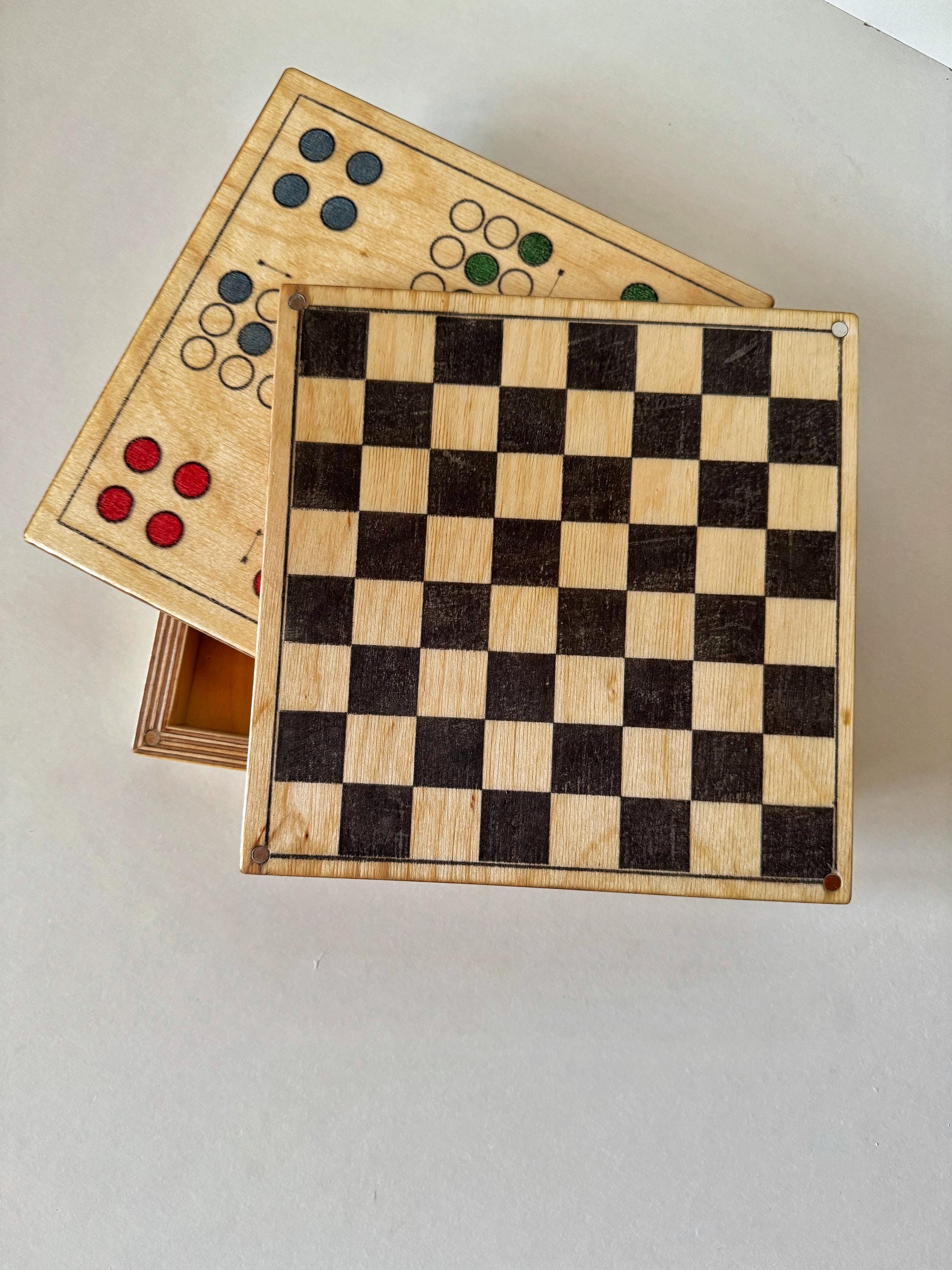 Spielesammlung aus Holz  einfaches Brettspiel & magnetisches Schach  2-in-1 Reisespiel  kompakt, handgemacht, mit Hartöl veredelt