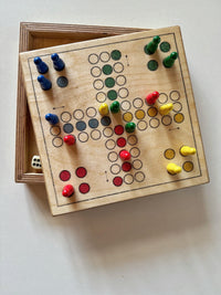 Spielesammlung aus Holz  einfaches Brettspiel & magnetisches Schach  2-in-1 Reisespiel  kompakt, handgemacht, mit Hartöl veredelt